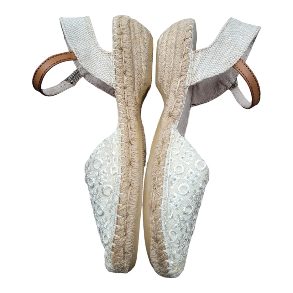 Cliff by White Mountain EspadrillesSize: 9 |Pre-Owned In Excellent Condition.